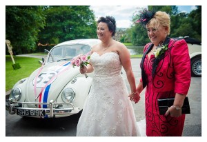 bride and mum arrive at venue