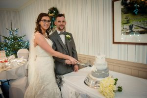 couple cut the cake