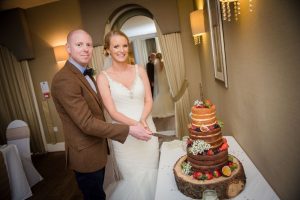 couple cutting the wedding cake