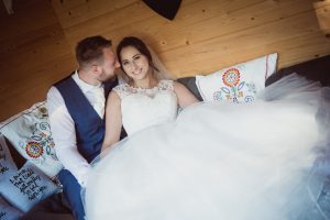 newlyweds in summerhouse